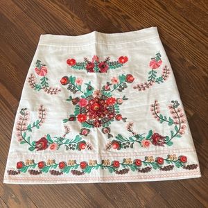 Talk about a statement piece! Beautiful white skirt from Simplee, size S 🤍